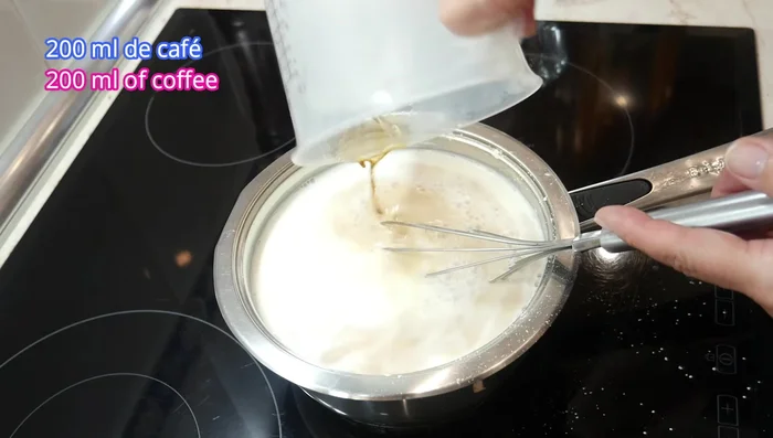 Agregar 200 ml de café expreso (o soluble disuelto en 200ml de leche/bebida vegetal). Mezclar constantemente para evitar grumos.