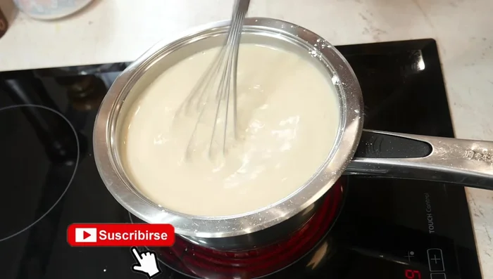 Cocinar a fuego lento, removiendo sin parar, hasta que la mezcla espese y se forme una crema.
