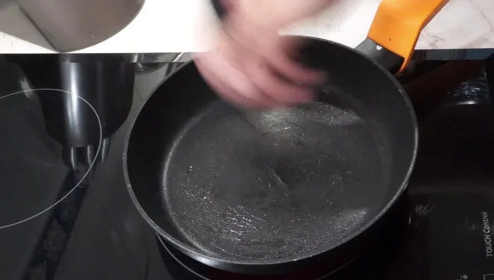 Calentar una sartén antiadherente. Pintar ligeramente con aceite.