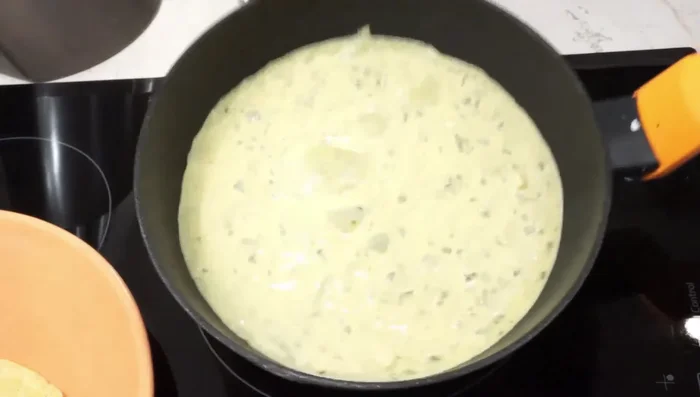 Agregar una pequeña porción de la masa a la sartén caliente. Girar con un movimiento de muñeca cuando el crepé se despegue de los bordes.