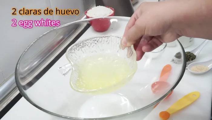 Añadir dos claras de huevo en un bol. Quitar las yemas para reducir calorías (opcional).