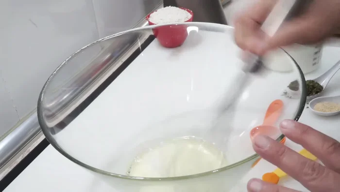 Agregar sal al gusto (1/2 cucharadita) y mezclar.