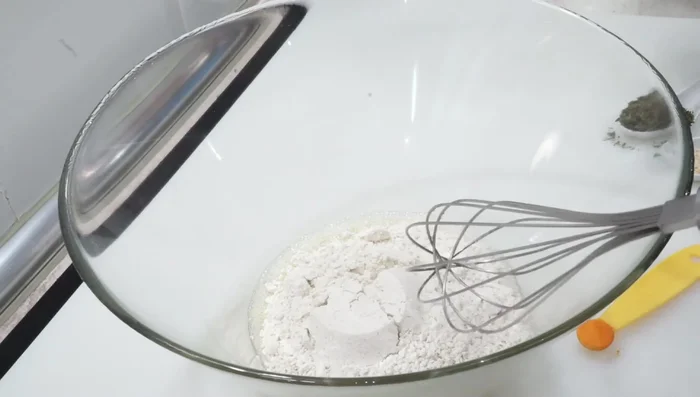 Agregar 150g de harina de avena integral. Incluir un poco de leche para facilitar la mezcla y evitar grumos.