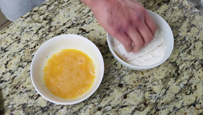 Pasar cada filete de bacalao por harina y luego por huevo batido (previamente sazonado con sal y pimienta).