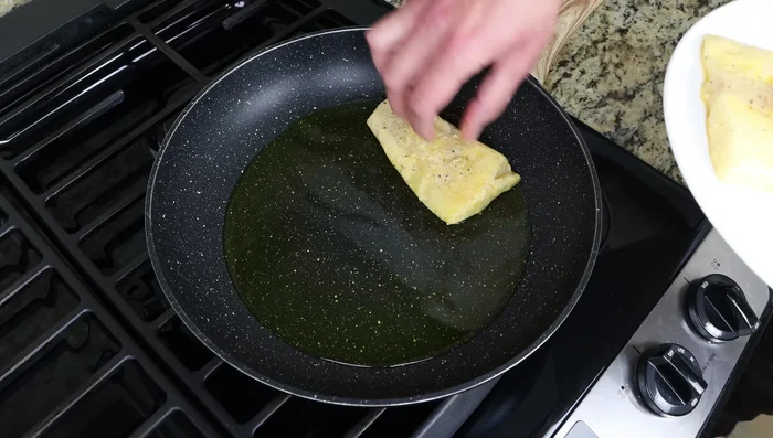 Freír los trozos de bacalao en el aceite caliente durante 3-4 minutos por lado, hasta que estén dorados.