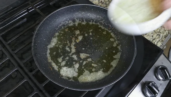 En la misma sartén, sofreír la cebolla y el ajo picados finamente hasta que estén ligeramente translúcidos (aprox. 4 minutos).