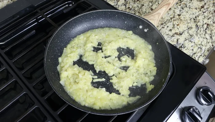 Agregar el caldo de verduras y mezclar suavemente hasta obtener una salsa cremosa (aprox. 4 minutos).