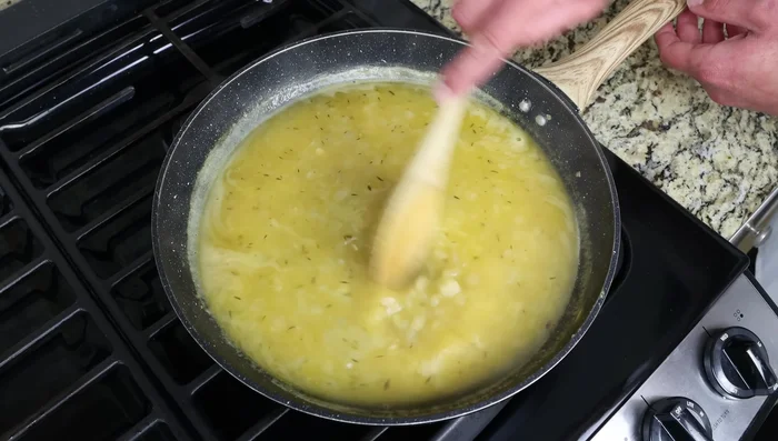 Sazonar la salsa con sal y pimienta.