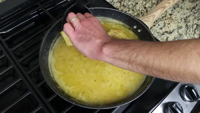 Agregar los trozos de bacalao a la salsa, cubrirlos y cocinar a fuego lento durante 2-3 minutos.
