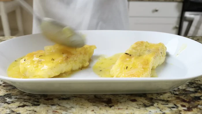 Servir el bacalao encebollado, espolvoreando con pimentón ahumado dulce y perejil picado.