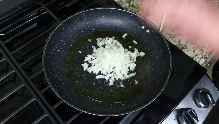 Agrega las verduras picadas y saltea durante 4 minutos hasta que estén ligeramente doradas.