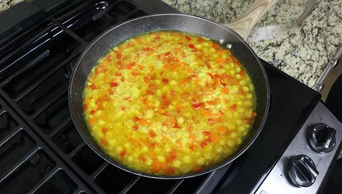 Llevar a ebullición, luego bajar el fuego a lento y cocinar durante 18 minutos (o hasta que el arroz esté cocido, revisando las instrucciones del paquete).