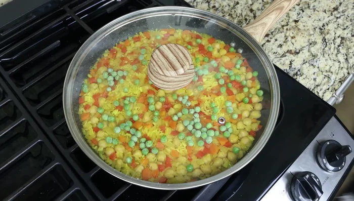 Cocina por 3-4 minutos más hasta que los guisantes estén tiernos.