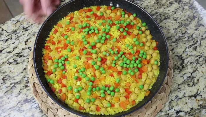 Retira del fuego, esponja suavemente el arroz con un tenedor para separar los granos.