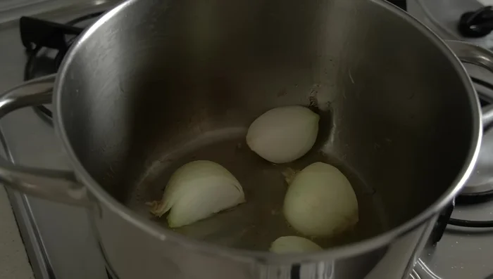Añadir las verduras a la olla y dorarlas. Devolver el pollo a la olla.