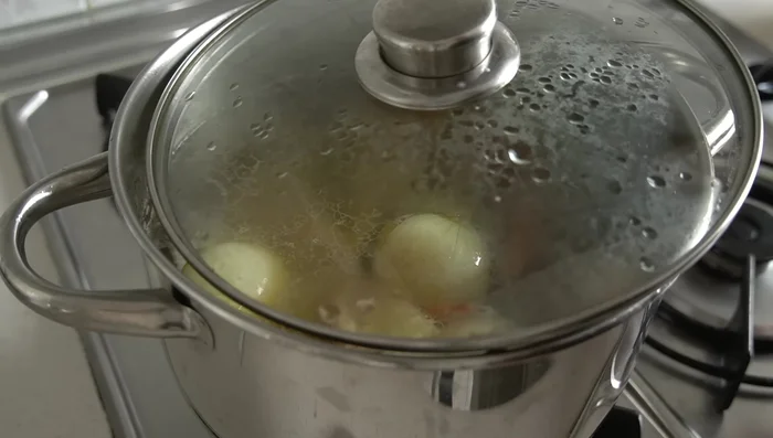 Cocinar a fuego lento con la tapa entreabierta durante 1 hora y media o 2 horas.