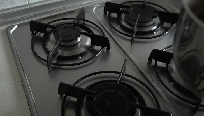 Colar el caldo y separar la carne de los huesos.