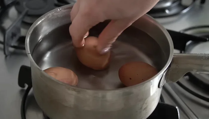 Cocer los huevos hasta que estén al gusto.