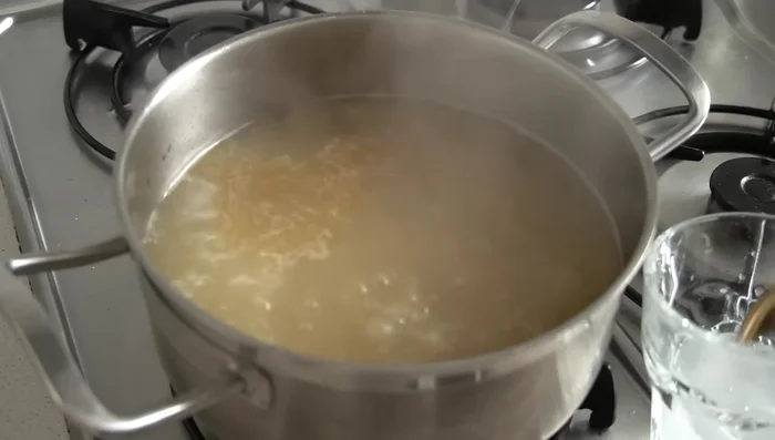 Añadir la pasta al caldo, deslizando pequeñas porciones de masa en el caldo hirviendo con una cuchara mojada en agua. No agregar mucha masa de golpe.