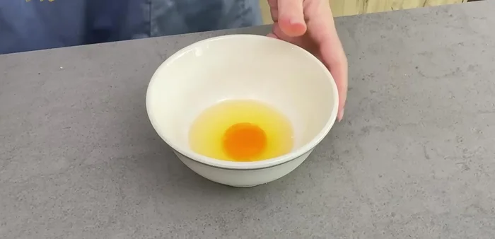 Batimos un huevo con una cucharada de agua y pintamos todo el hojaldre (151.12). Pintamos las peras con el almíbar reducido (180.72).