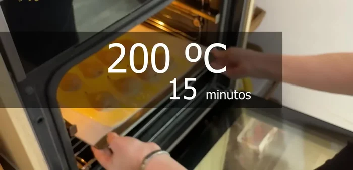 Horneamos a 200º con calor arriba y abajo durante 15 minutos, o hasta que el hojaldre esté dorado (195.28).