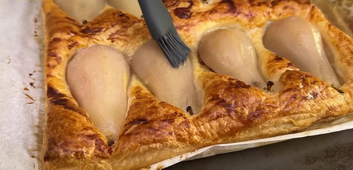 Recién salido del horno, volvemos a pintar las peras con el almíbar (207.2).