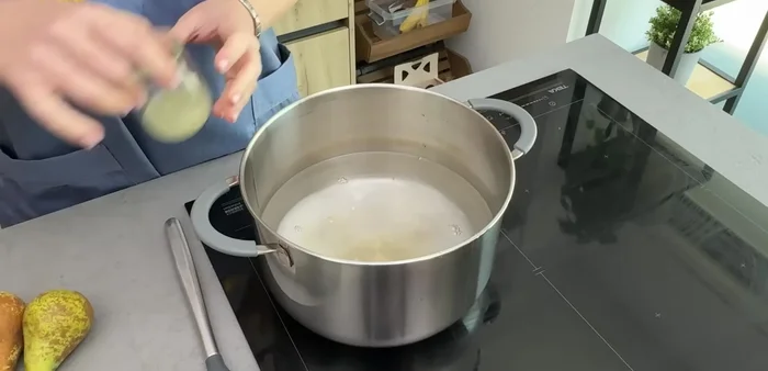 Echamos las peras en la olla y cocinamos de 10 a 20 minutos a fuego lento, hasta que estén tiernas pero no deshechas. Retiramos y colocamos boca abajo sobre un plato (14.799).