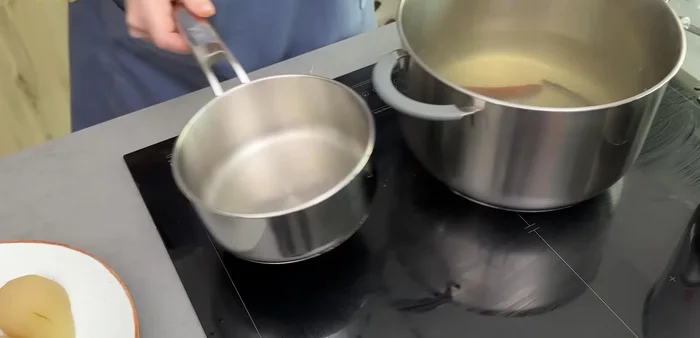 En un cazo, ponemos un poco de agua con azúcar y lo reducimos a la mitad. Este será nuestro almíbar (69.159).