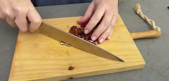 Picamos 30 g de nueces pecanas. Mezclamos con dos cucharadas de miel previamente calentada en el microondas (81.24).