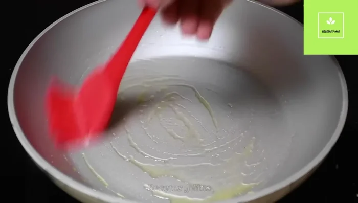 Calentar un poco de aceite en una sartén mediana y verter la mezcla. Cocinar a fuego lento hasta que esté dorada y las zanahorias cocidas.