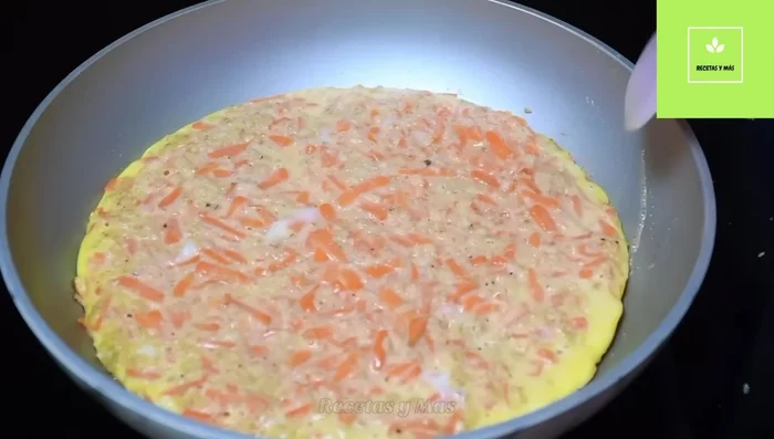 Dar la vuelta a la tortilla con cuidado y cocinar el otro lado.