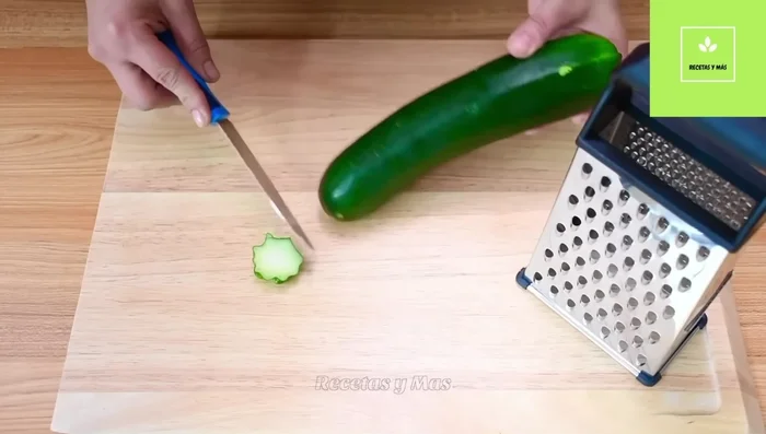 Rallar el zucchini.
