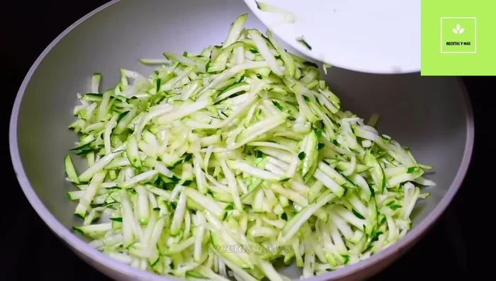 Cocinar el zucchini rallado en una sartén con aceite hasta que esté blando.