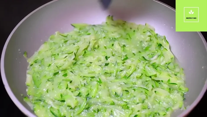 Escurrir el exceso de agua del zucchini.
