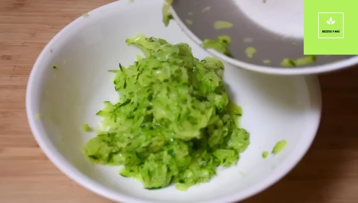 Mezclar el zucchini cocido con los huevos, sal y pimienta.