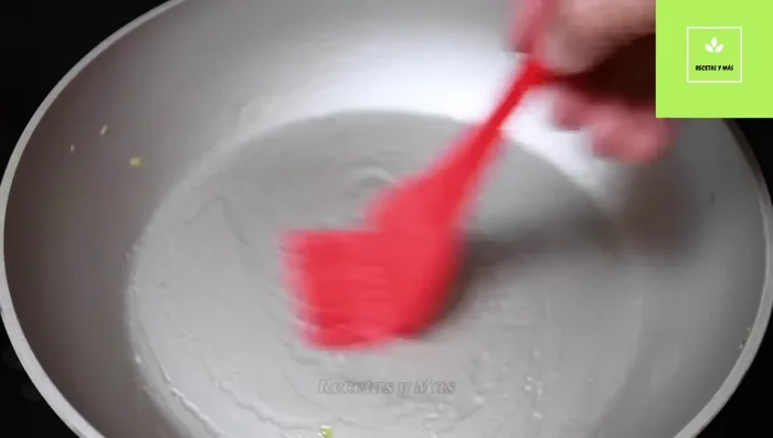 Cocinar la mezcla en una sartén con aceite a fuego lento, hasta que el huevo esté cocido.
