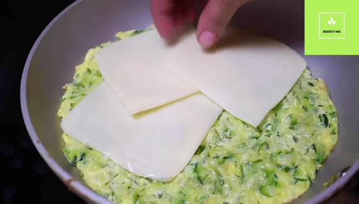 Agregar las rebanadas de queso y cocinar hasta que se derritan. Decorar con perejil o cilantro.
