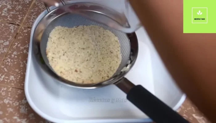 (Opcional) Filtrar la harina de almendras.