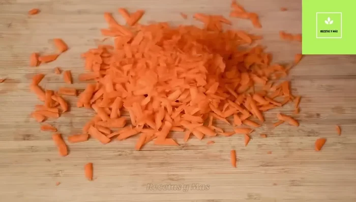 Rallar las zanahorias hasta obtener una taza.