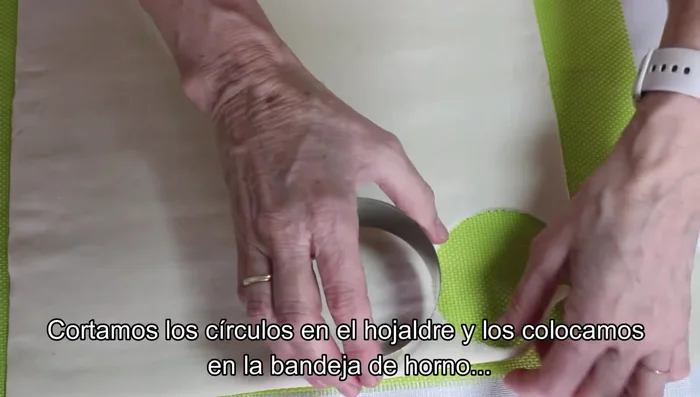 Cortar círculos de hojaldre del tamaño deseado.
