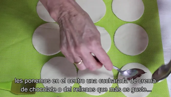 Colocar una cucharadita de crema de chocolate (o el relleno que prefieras) en el centro de cada círculo.