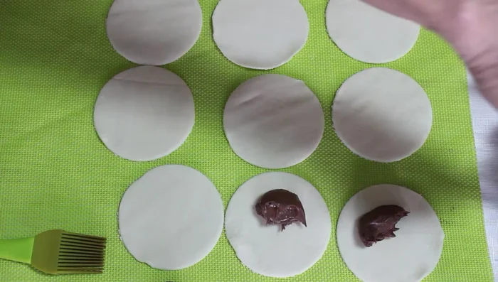 Pintar los bordes de los círculos con huevo batido.