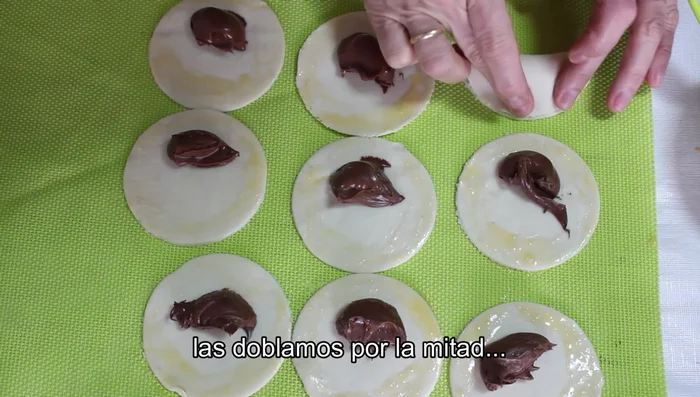 Doblar los círculos por la mitad y sellar los bordes con un tenedor.