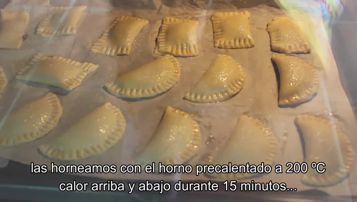 Hornear a 200°C (calor arriba y abajo) durante 15 minutos, hasta que estén doradas.