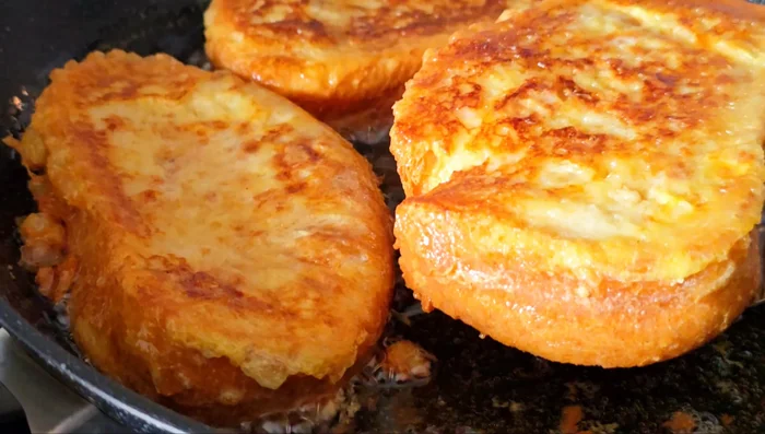 Retira las torrijas y colócalas sobre papel absorbente para eliminar el exceso de aceite.