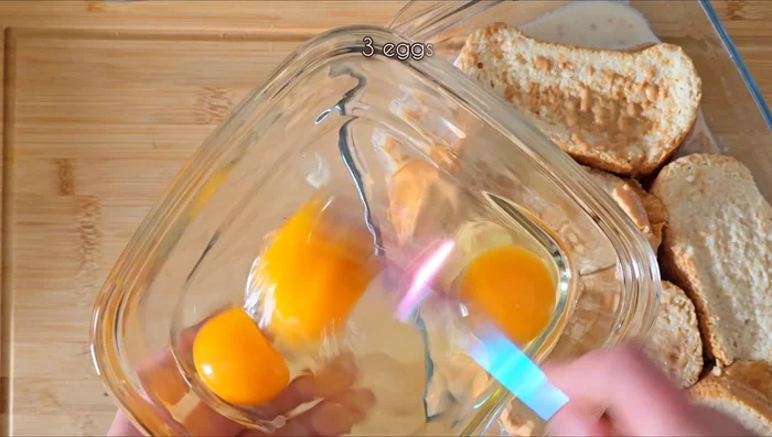 En otro recipiente, bate los tres huevos.