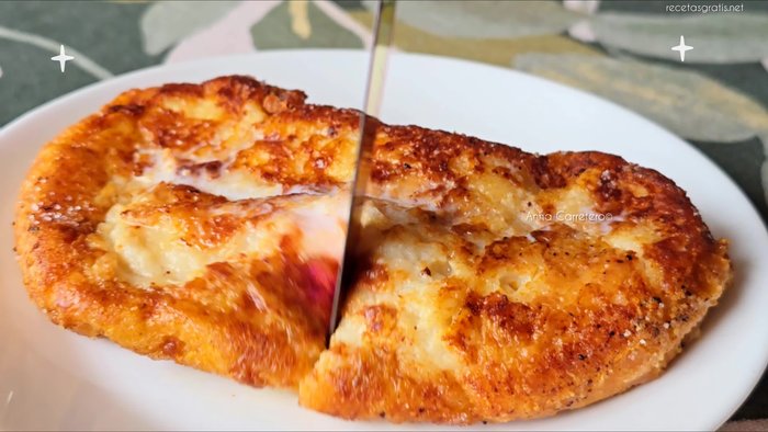 En una cacerola, a fuego medio, hierve la leche con la piel del limón, la piel de la naranja y el palito de canela durante 7 minutos. (Añade el dulce de leche)