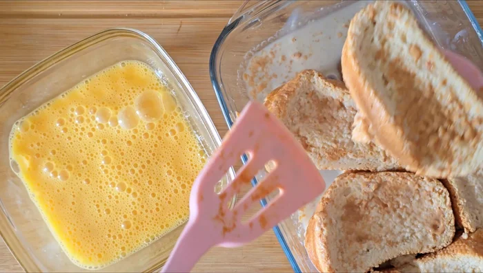 Pasa las rebanadas de pan por la leche y después por los huevos batidos.