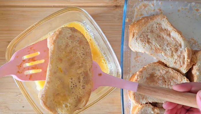 Fríe las torrijas en abundante aceite caliente hasta que estén doradas por ambos lados.