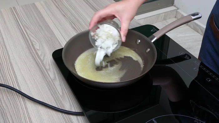 Agregar un cuarto de cebolla finamente picada a la sartén.